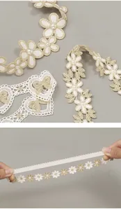 Détail du bandeau pour bébé avec broderie en dentelle, fleurs et fausses perles