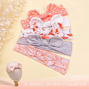 Détail de bandeaux élastiques pour bébés avec motifs à pois et flamants roses