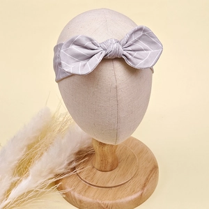 Bandeau oreilles de lapin gris avec motif feuilles blanches pour bébé, sur support textile