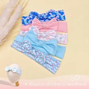 Détail de cinq bandeaux élastiques à fleurs pour bébés filles aux tons pastel
