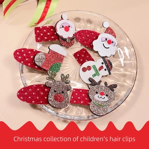 Détail de barrettes de Noël pour enfants avec renne à paillettes et motifs Père Noël