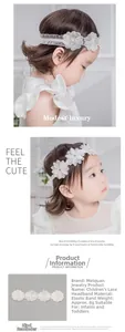 Détail du bandeau en dentelle pour bébé avec fleurs et perles, poids d'environ 8g