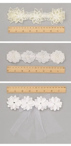 Vue détaillée de bandeaux bébé en dentelle avec règle affichant une longueur de 18 cm à 19 cm
