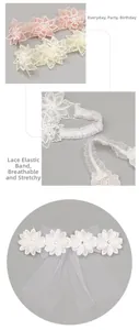 Détail du bandeau bébé en dentelle avec fleurs brodées perles et bande élastique