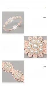 Détail du bandeau bébé en dentelle rose avec perles et broderies de fleurs délicates