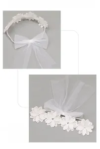 Détail du bandeau bébé en dentelle blanche avec fleurs en résille et strass