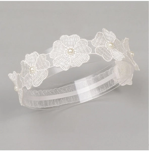 Détails du bandeau bébé en dentelle blanche avec broderies florales et perles décoratives
