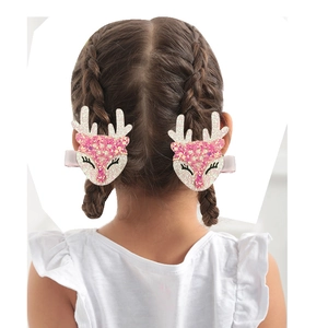 Vue arrière de pinces à cheveux rennes à paillettes roses portées sur tresses pour filles