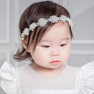 Bandeau bébé en dentelle blanche avec perles pour un style de princesse élégant