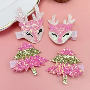 Détail de pinces à cheveux renne et sapin de Noël en paillettes roses avec pince en tissu
