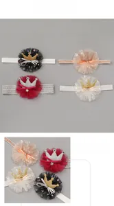 Détail de quatre bandeaux couronne en tulle pour filles en rose, rouge, noir et beige