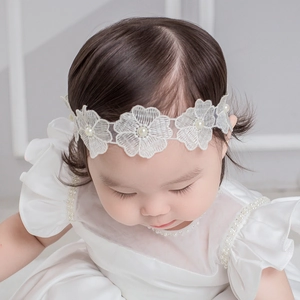 Bandeau élégant en dentelle pour bébé avec fleurs brodées blanches et perles douces