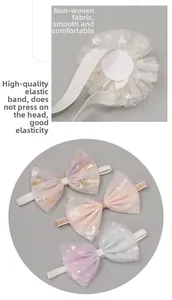 Détail du rembourrage doux au dos du bandeau en tulle avec nœud couronne élastique