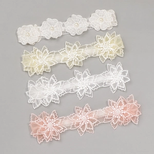 Bandeaux bébé élastiques avec fleurs brodées et perles en quatre couleurs pastel douces