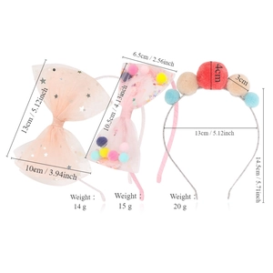 Tre dolci cerchietti per bambine con pompon colorati e fiocchi in rete su bianco
