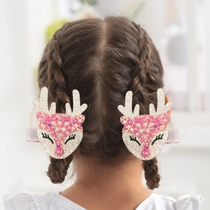 Vue arrière de pinces à cheveux renne à paillettes portées sur des nattes