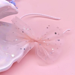 Cerchietto con fiocco in tulle rosa, paillettes a stella e pompon per bambine