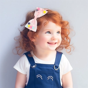 Dettaglio cerchietto in rete rosa con pompon colorati per decorazione capelli bambina
