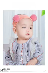Detailaufnahme von rosa gestricktem Baby-Stirnband mit weichen Pompons für Kleinkinder