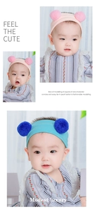 Detail von rosa und blauen Strick Stirnbändern für Babys mit weichen Pompons