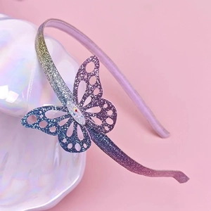 Dettaglio cerchietto con paillettes, farfalla traforata e rivestimento in velluto rosa