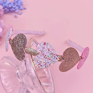 Cerchietto rosa con paillettes per bambine con cinque cuori glitterati colorati