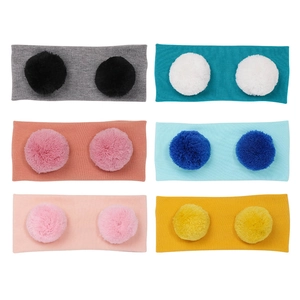 Set aus sechs bunten Strick-Baby-Stirnbändern mit weichen Plüsch-Pompons auf weißem Grund