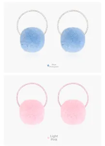 Detailansicht der blauen und rosa Plüschball-Haargummis mit glitzernden Gummibändern