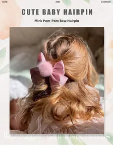 Détail d'une pince à cheveux nœud en satin rose avec pompon en fourrure de vison doux