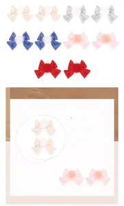 Vue détaillée des barrettes à nœuds en satin coloré ornées de pompons en fourrure