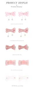 Detalle de las pinzas para el cabello con lazos rosas, perlas y colgantes mariposa