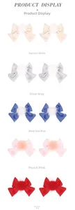 Présentation verticale de barrettes à nœuds en satin avec pompons en fourrure en cinq coloris