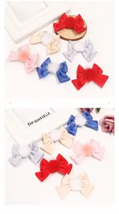 Détails de pinces à cheveux en satin coloré avec pompons en fourrure pour petites filles