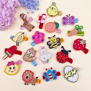Barrettes brodées colorées pour filles avec motifs animaux et fruits sur fond beige clair