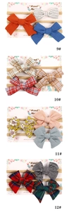 Dreiteiliges Baby-Stirnband-Set mit Karos und Blumen auf einer Displaykarte