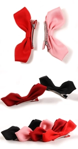 Details von Satin-Schleifen-Clips in verschiedenen Farben mit silbernen Metallklemmen