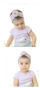 Détail du bandeau bébé lavande à pois blancs avec un design de nœud en forme de donut