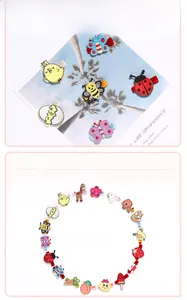 Détail d'un lot de barrettes brodées pour enfants avec animaux et fruits colorés