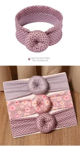 Détail du lot de bandeaux bébé donut avec pois lilas et motifs floraux sur fond en bois