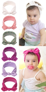 Détail de bandeaux élastiques pour bébé avec imprimés floraux et nœud papillon