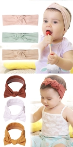 Gros plan détaillé de bandeaux doux pour bébé avec des motifs de nœuds et de torsades