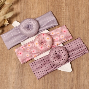 Lot de 3 bandeaux bébé avec nœud donut, motifs floraux et à pois sur fond bois