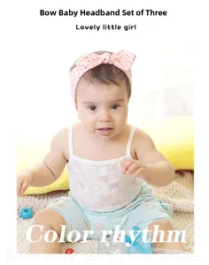 Detail eines rosa gepunkteten Baby-Stirnbands mit Schleife aus weicher elastischer Baumwolle