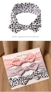 Baby-Stirnband-Set mit Leoparden-, Herz- und Punktmustern auf Präsentationskarten