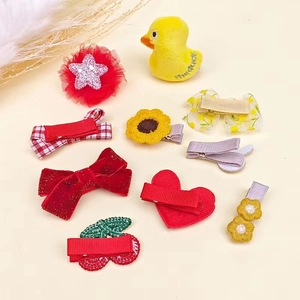Detailansicht von 9 Kinder-Haarclips mit Samtschleifen und bestickten Motiven für Mädchen