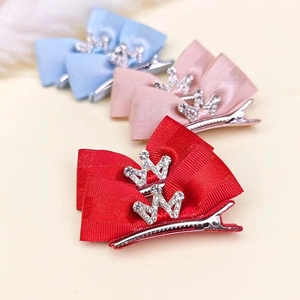 Détail lot de barrettes nœuds couronne à strass pour filles en rouge, rose et bleu ciel