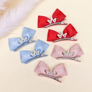 Détail de pinces à cheveux couronne pailletées pour filles en rouge, bleu et rose