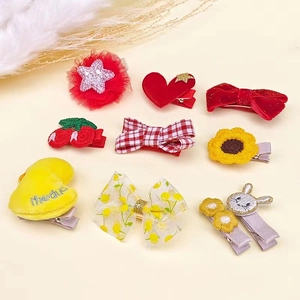 Detail von 9er Set Haarspangen mit rotem Glitzer, Hase, Blumen und Stickereien