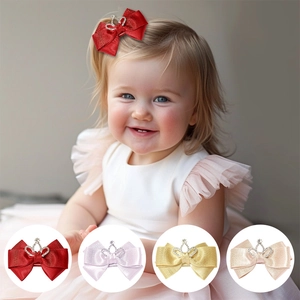 Vue détaillée de barrettes pour enfants avec nœuds en satin et couronnes brillantes