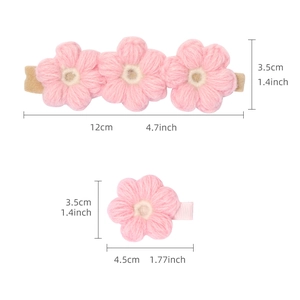 Vista detallada de la diadema de flores de punto rosa y clip con medidas exactas